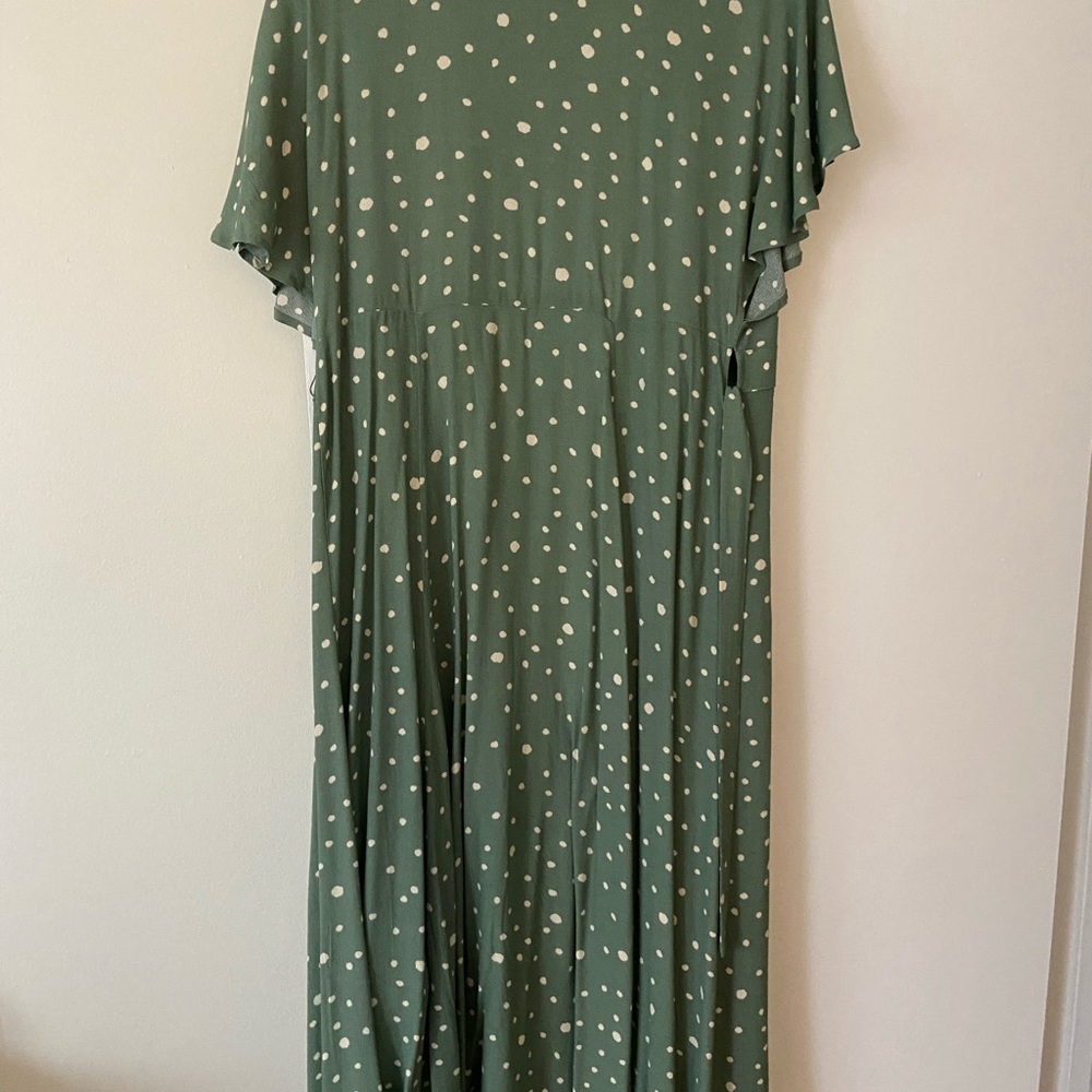 🚨 PRICE DROP 🚨 Green polka dot Mod Ref wrap midi dress